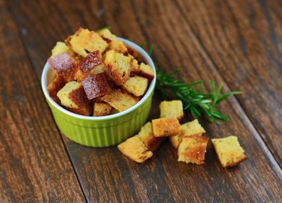 White bread croutons with eggs: classic recipe