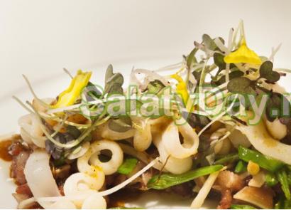 კალმარის, სიმინდის და კვერცხის სალათი