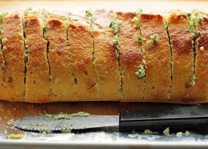 ขนมปังกระเทียมกับผักชีฝรั่งในเครื่องทำขนมปัง