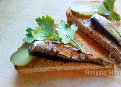 Receta të shijshme për sanduiçe me sprats - përgatitje e thjeshtë dhe prezantim i bukur