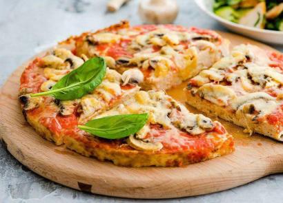 Aşağı karbohidratlı toyuq göğsü pizzası (addım-addım resept)