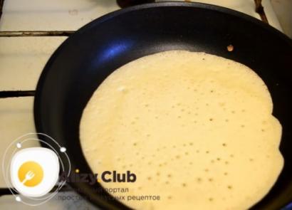 Mga homemade pancake na may mga mushroom at manok Pagpuno para sa mga pancake na may manok at mushroom